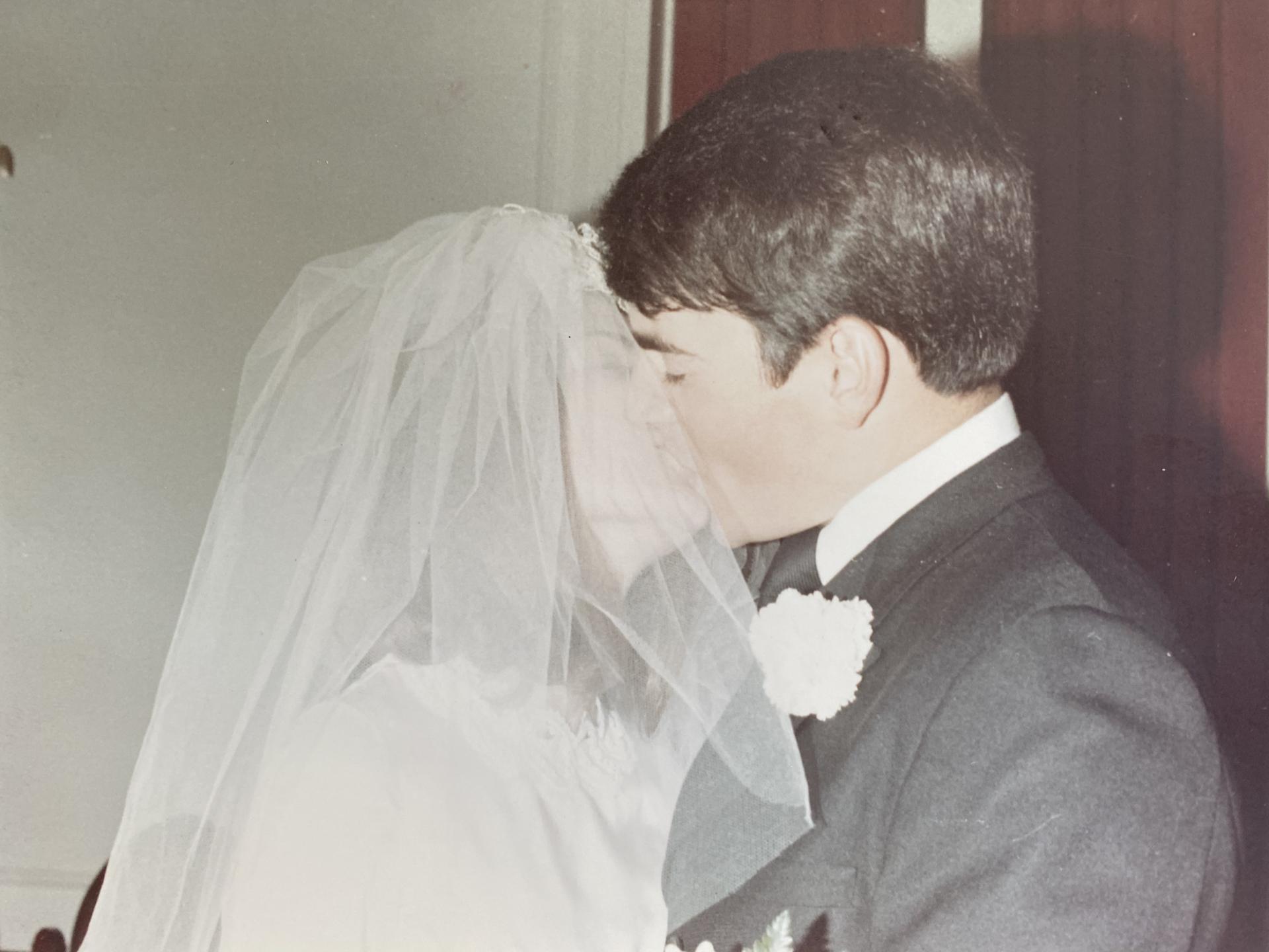 Jim and Paula Cathcart wedding kiss