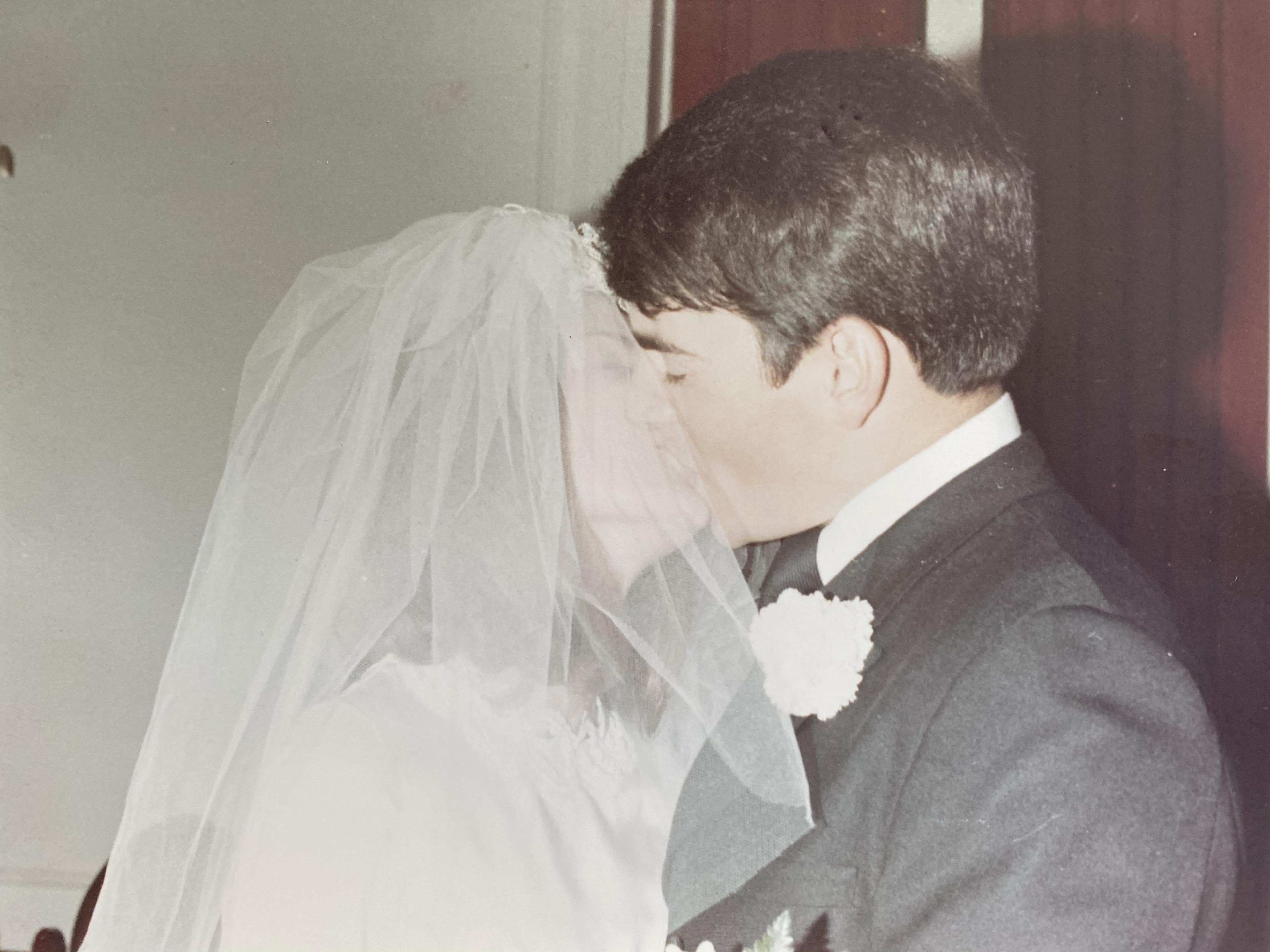 Jim and Paula Cathcart wedding kiss