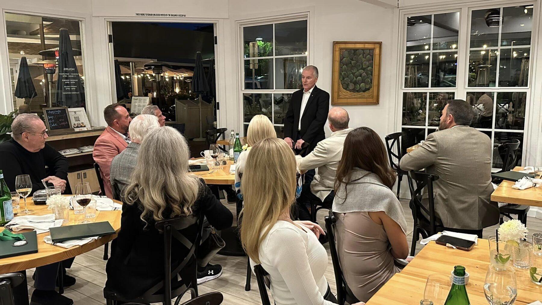 Jim Cathcart addressing attendees at a Summit dinner